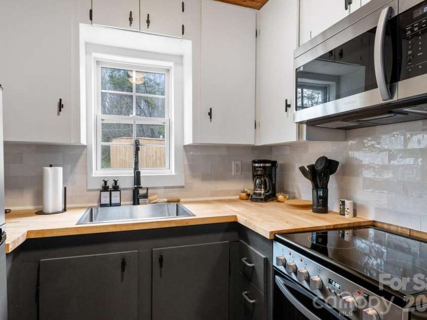 12,20 Collins Mountain Drive, Asheville, NC 28804.  MLS# CAR4433147, YatesRealty ID 56244. 12 Collins - Kitchen