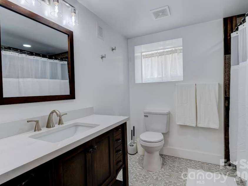 12,20 Collins Mountain Drive, Asheville, NC 28804.  MLS# CAR4433147, YatesRealty ID 56244. 20 Collins - Full Bath