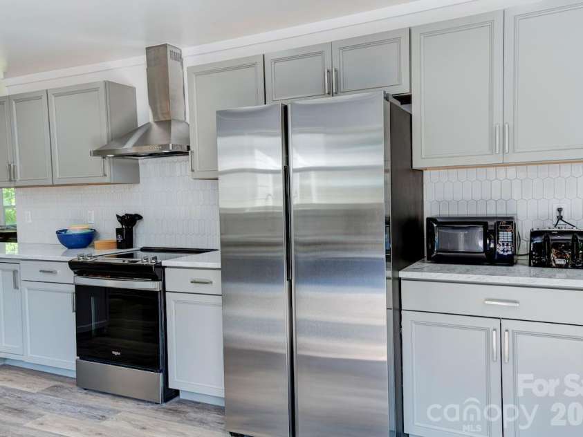 12,20 Collins Mountain Drive, Asheville, NC 28804.  MLS# CAR4433147, YatesRealty ID 56244. 20 Collins - Kitchen