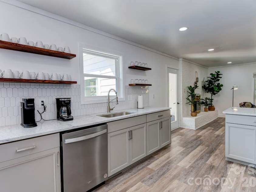 12,20 Collins Mountain Drive, Asheville, NC 28804.  MLS# CAR4433147, YatesRealty ID 56244. 20 Collins - Kitchen