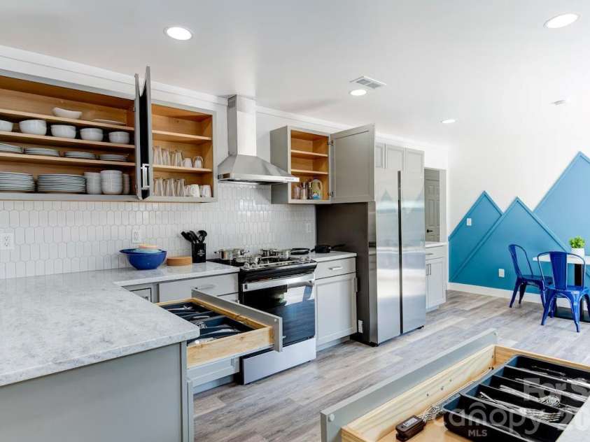 12,20 Collins Mountain Drive, Asheville, NC 28804.  MLS# CAR4433147, YatesRealty ID 56244. 20 Collins - Kitchen