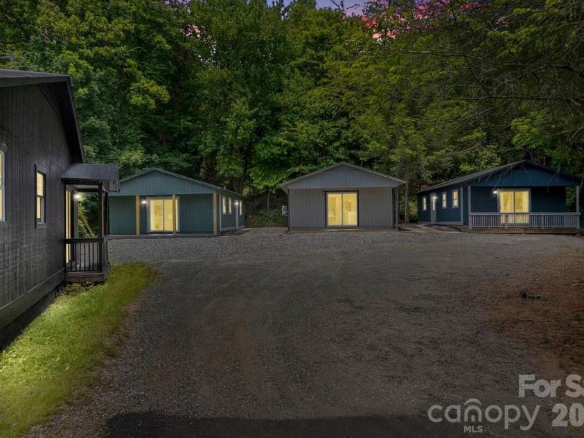 28 Collins Mountain Drive, Asheville, NC 28804.  MLS# CAR4433152, YatesRealty ID 56246. 