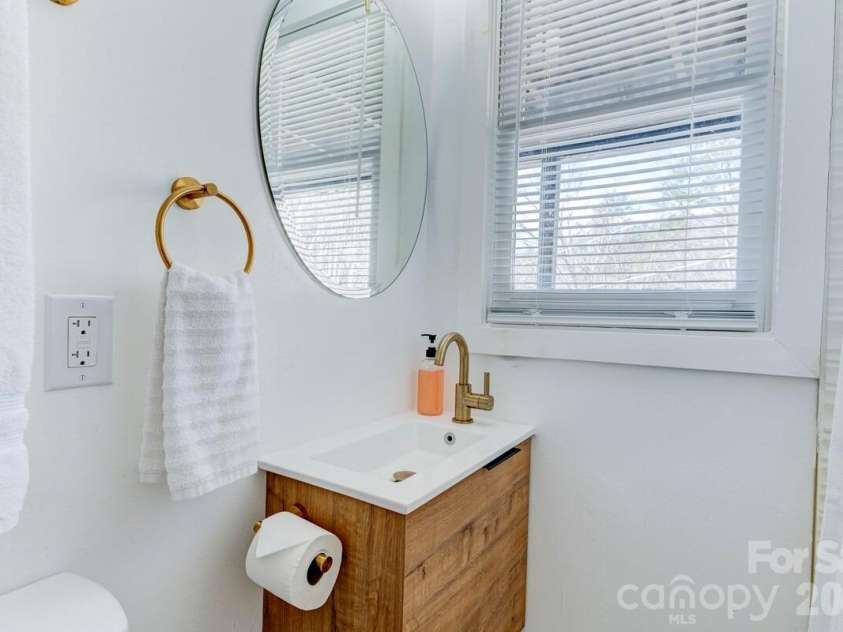 28 Collins Mountain Drive, Asheville, NC 28804.  MLS# CAR4433152, YatesRealty ID 56246. Full Bath