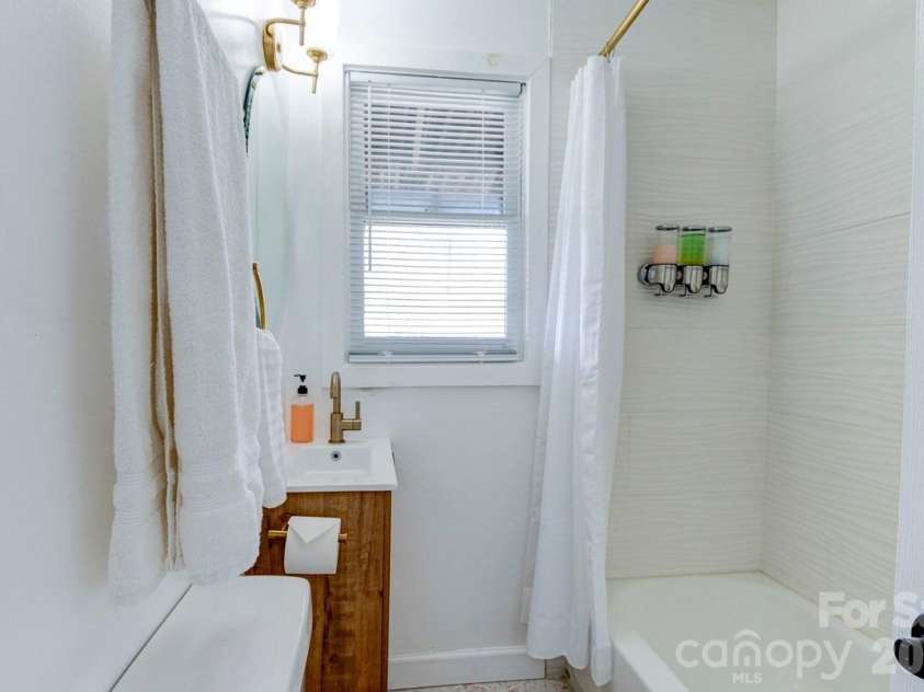 28 Collins Mountain Drive, Asheville, NC 28804.  MLS# CAR4433152, YatesRealty ID 56246. Full Bath