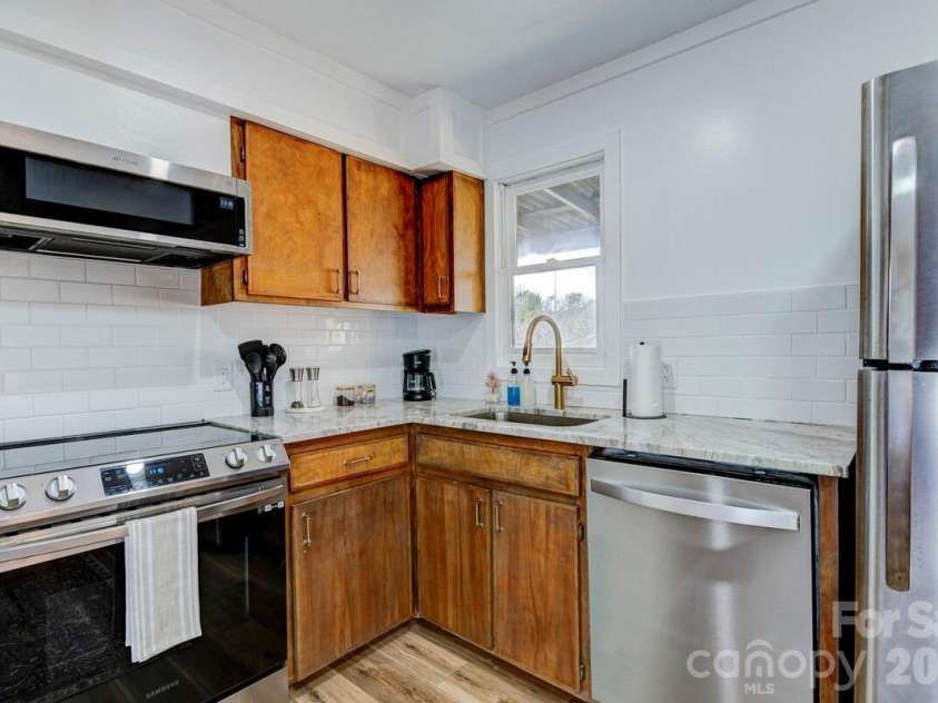 28 Collins Mountain Drive, Asheville, NC 28804.  MLS# CAR4433152, YatesRealty ID 56246. Kitchen
