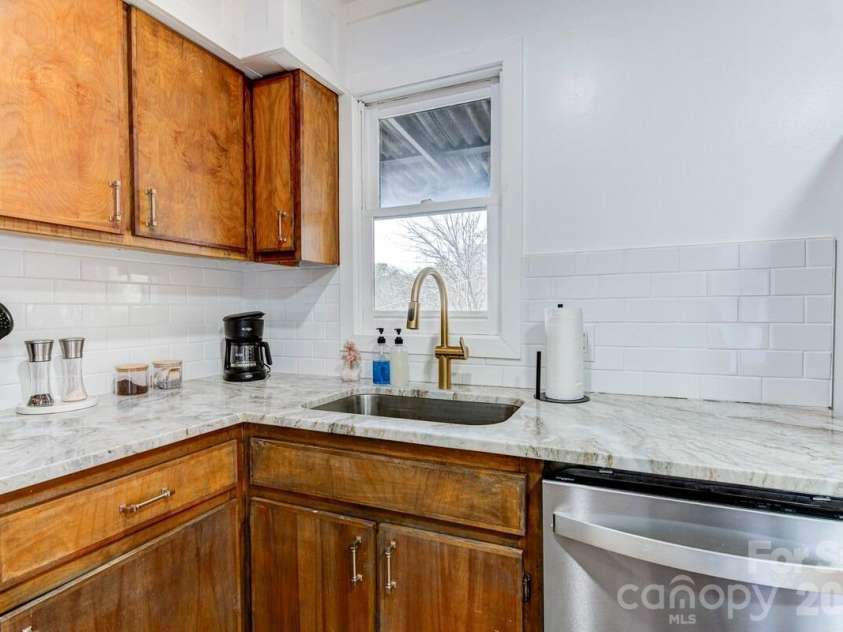 28 Collins Mountain Drive, Asheville, NC 28804.  MLS# CAR4433152, YatesRealty ID 56246. Kitchen