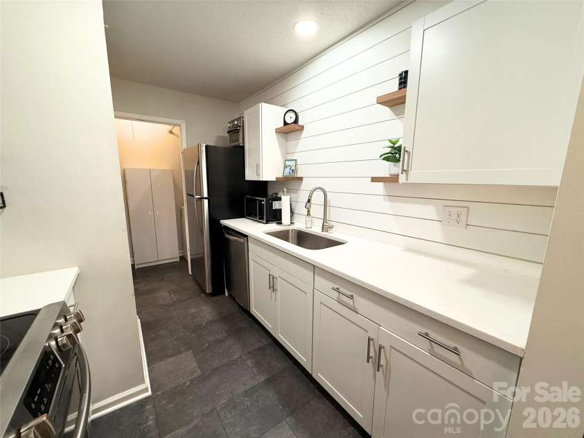 4918 Sardis Road, Charlotte, NC 28270.  MLS# CAR4433879, YatesRealty ID 56250. Kitchen