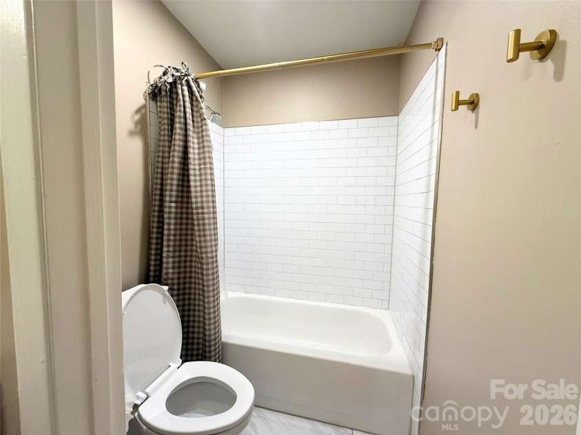 4918 Sardis Road, Charlotte, NC 28270.  MLS# CAR4433879, YatesRealty ID 56250. Second Bath