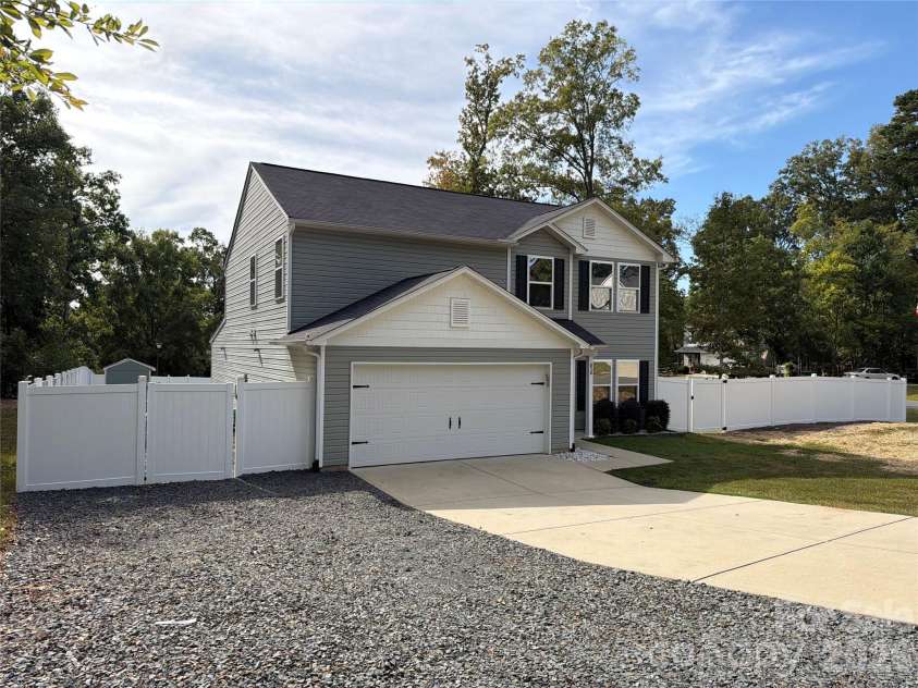838 Sorrel Lane, Oakboro, NC 28129.  MLS# CAR4433928, YatesRealty ID 56251. 