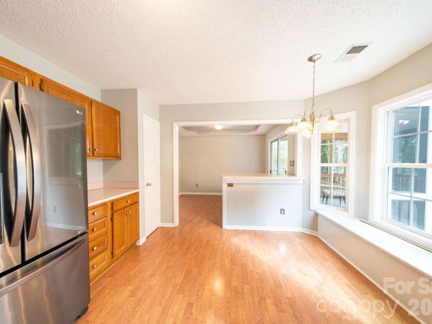 13836 Poppleton Court, Charlotte, NC 28273.  MLS# CAR4433885, YatesRealty ID 56253. Eat-in kitchen with breakfast bar