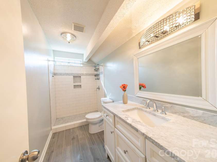 13836 Poppleton Court, Charlotte, NC 28273.  MLS# CAR4433885, YatesRealty ID 56253. Upstairs full bath