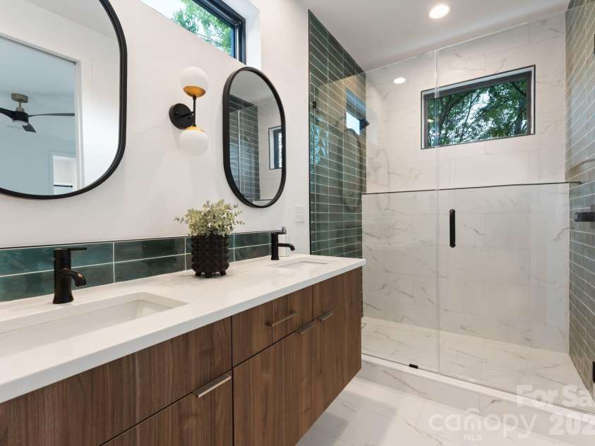 412 State Street, Charlotte, NC 28208.  MLS# CAR4273285, YatesRealty ID 5626. Guest bathroom.