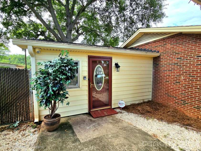 4107 Windwood Drive, Gastonia, NC 28056.  MLS# CAR4433892, YatesRealty ID 56264. Exterior of Flex Space.