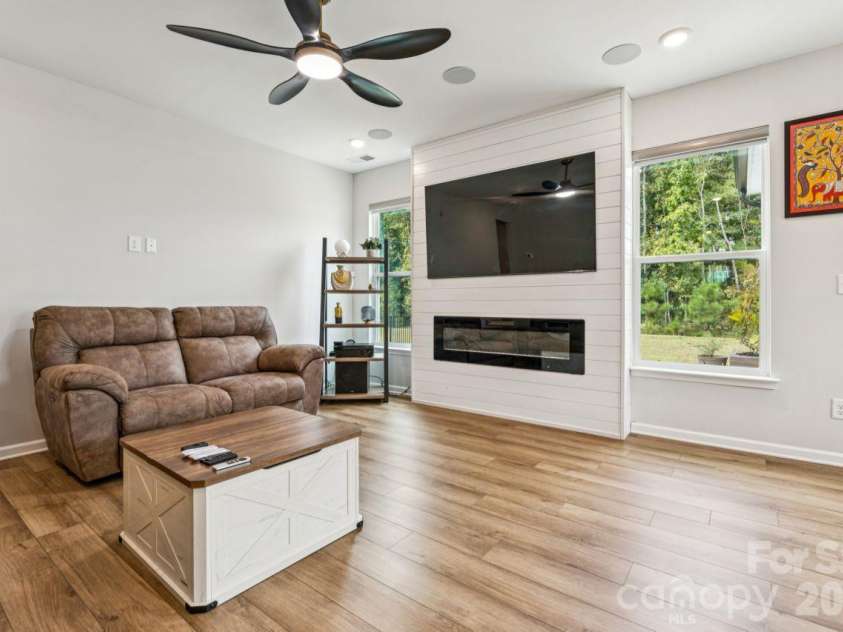 8704 Frank Grier Road, Charlotte, NC 28215.  MLS# CAR4433413, YatesRealty ID 56267. Living Room