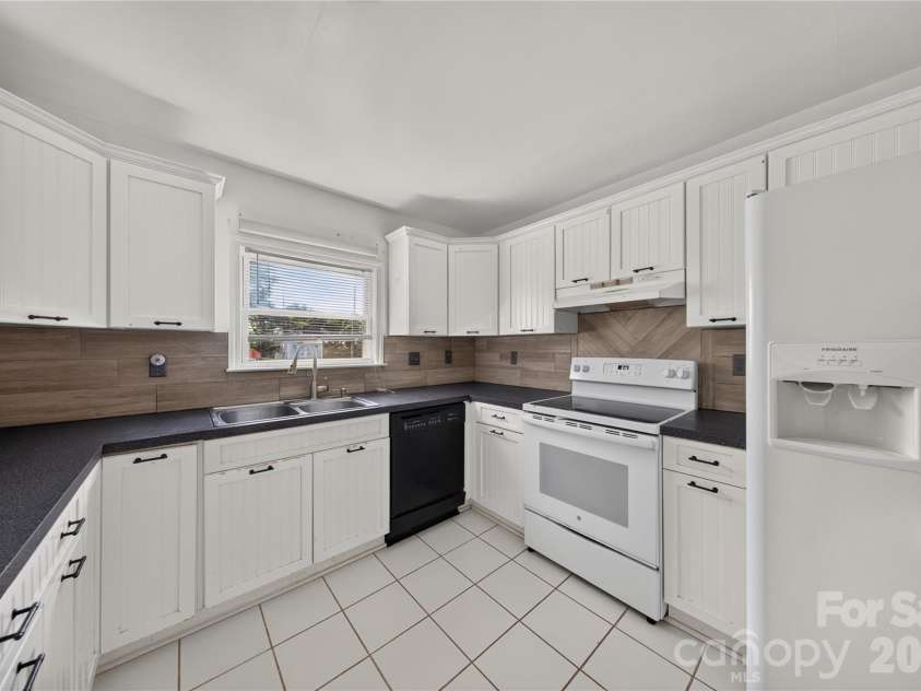 7572 Charlotte Highway, Indian Land, SC 29707.  MLS# CAR4430507, YatesRealty ID 56272. Kitchen