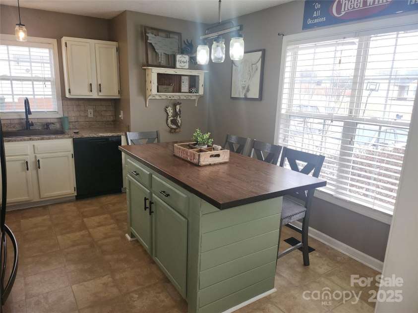 1638 Marmot Place, Concord, NC 28025.  MLS# CAR4225780, YatesRealty ID 5629. CENTER ISLAND WORKSPACE