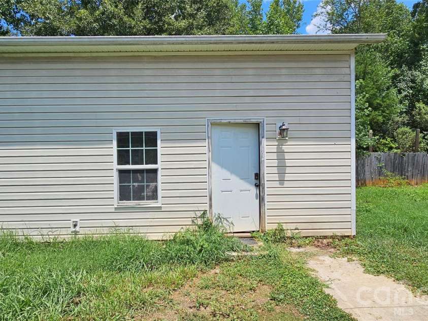 2660 Stagbuck Drive, Gastonia, NC 28052.  MLS# CAR4433466, YatesRealty ID 56290. Detached 2-car garage