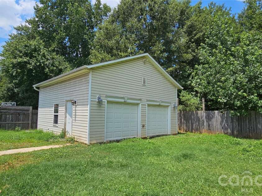 2660 Stagbuck Drive, Gastonia, NC 28052.  MLS# CAR4433466, YatesRealty ID 56290. Detached 2-car garage