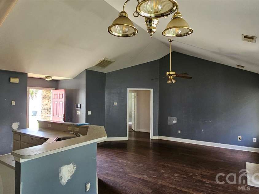 2660 Stagbuck Drive, Gastonia, NC 28052.  MLS# CAR4433466, YatesRealty ID 56290. Great room