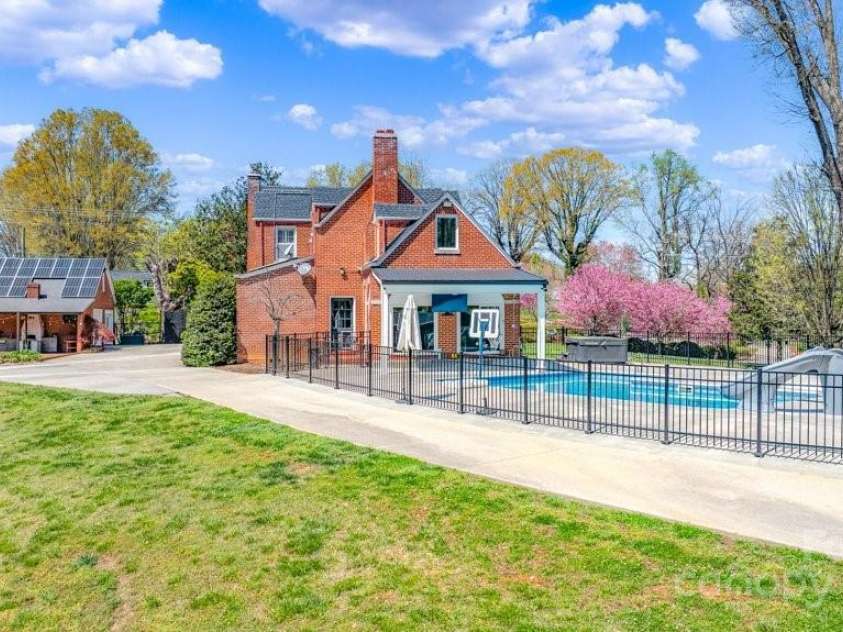 300 Morgan Street, Marion, NC 28752.  MLS# CAR4306863, YatesRealty ID 563. 