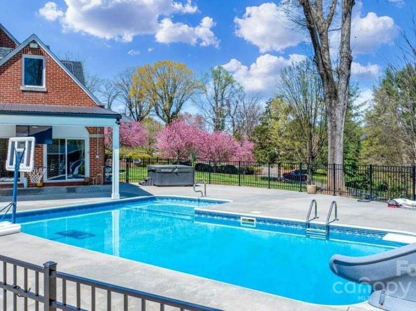 300 Morgan Street, Marion, NC 28752.  MLS# CAR4306863, YatesRealty ID 563. 