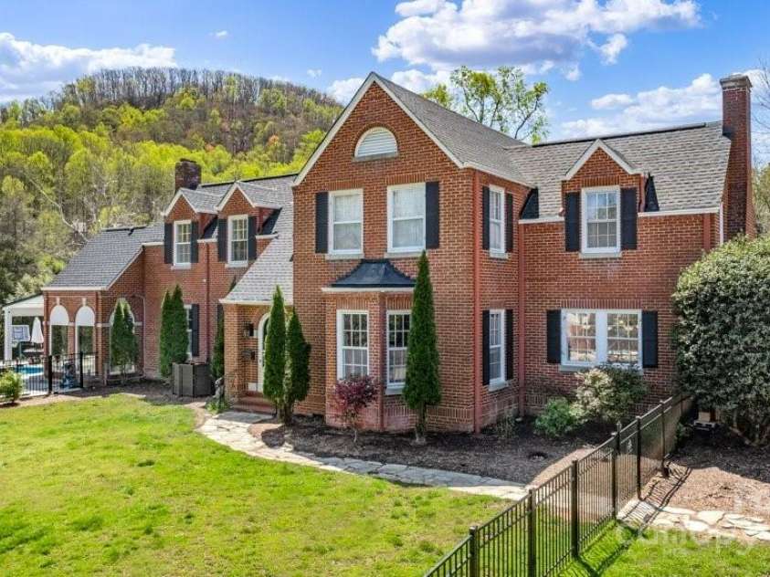 300 Morgan Street, Marion, NC 28752.  MLS# CAR4306863, YatesRealty ID 563. 