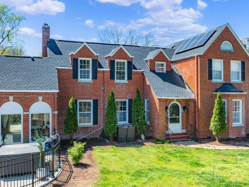 300 Morgan Street, Marion, NC 28752.  MLS# CAR4306863, YatesRealty ID 563. 