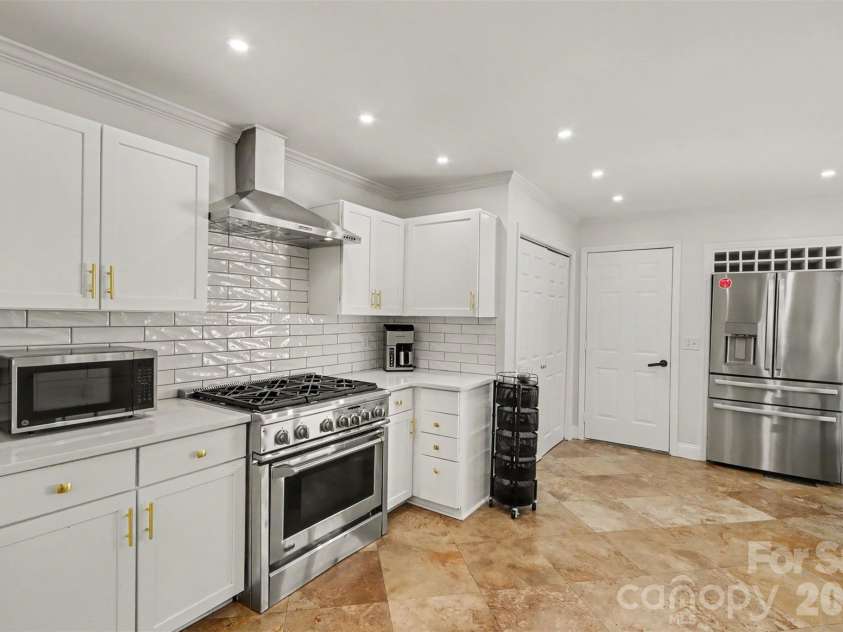 9006 St Croix Lane, Charlotte, NC 28277.  MLS# CAR4433783, YatesRealty ID 56301. 