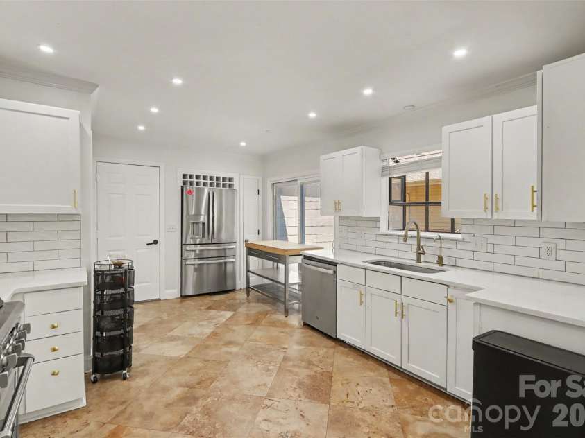 9006 St Croix Lane, Charlotte, NC 28277.  MLS# CAR4433783, YatesRealty ID 56301. 
