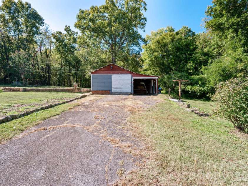 2401 NC 181 Highway, Morganton, NC 28655.  MLS# CAR4433694, YatesRealty ID 56304. 