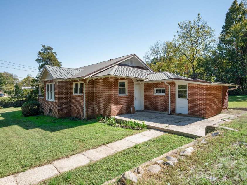 2401 NC 181 Highway, Morganton, NC 28655.  MLS# CAR4433694, YatesRealty ID 56304. 