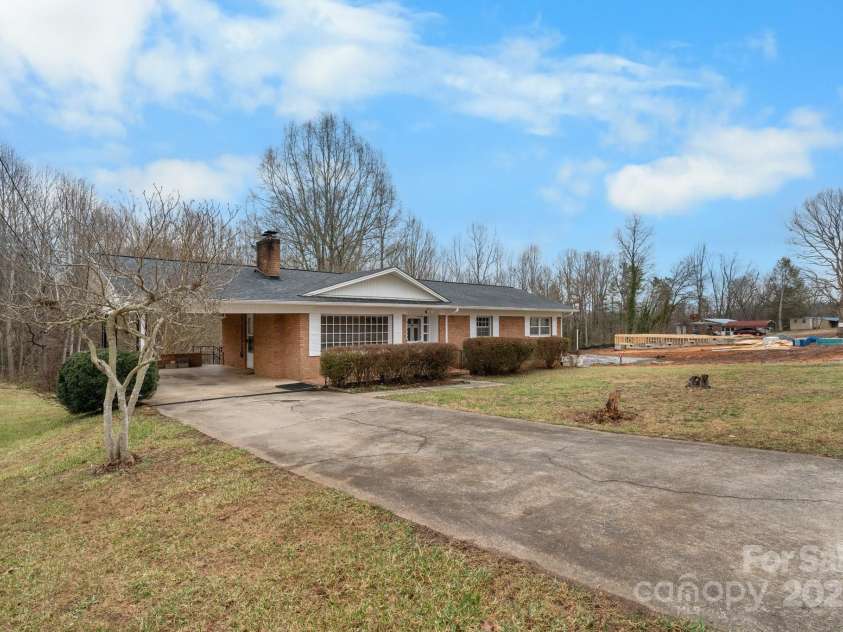 925 37th Street, Hickory, NC 28602.  MLS# CAR4213731, YatesRealty ID 5631. 