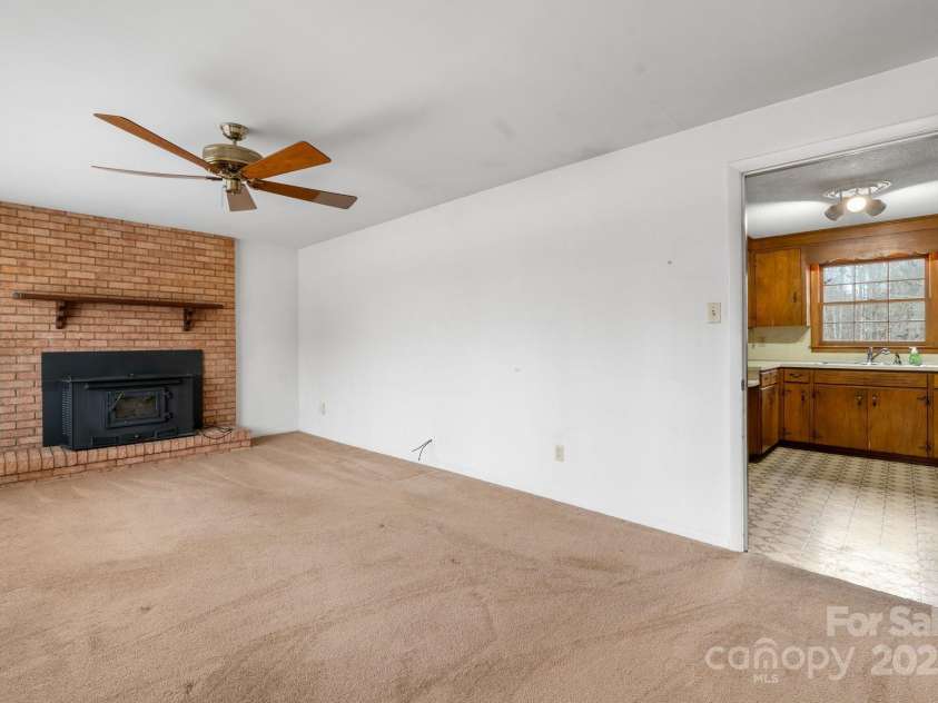 925 37th Street, Hickory, NC 28602.  MLS# CAR4213731, YatesRealty ID 5631. 