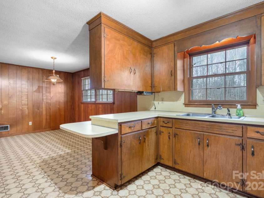 925 37th Street, Hickory, NC 28602.  MLS# CAR4213731, YatesRealty ID 5631. 