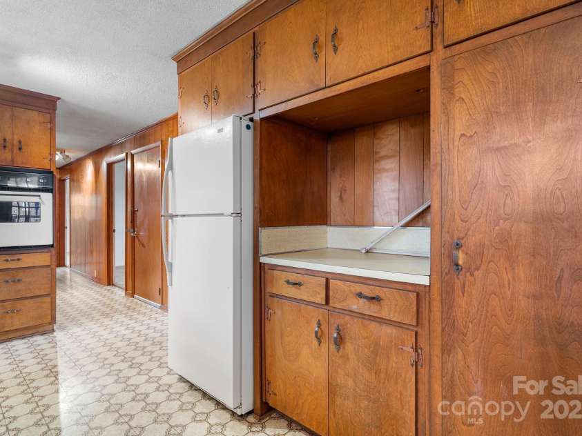 925 37th Street, Hickory, NC 28602.  MLS# CAR4213731, YatesRealty ID 5631. 