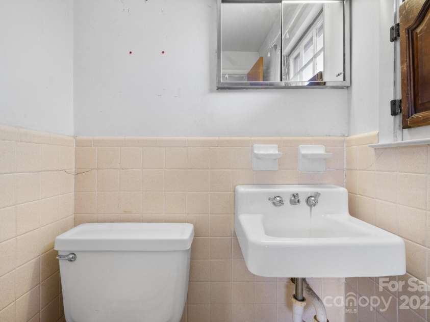 925 37th Street, Hickory, NC 28602.  MLS# CAR4213731, YatesRealty ID 5631. 