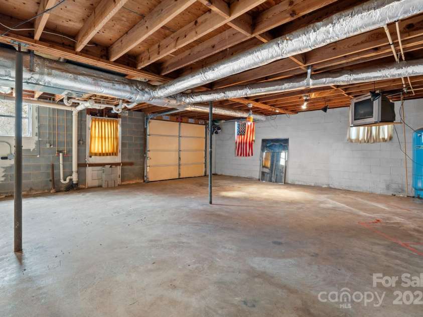 925 37th Street, Hickory, NC 28602.  MLS# CAR4213731, YatesRealty ID 5631. 