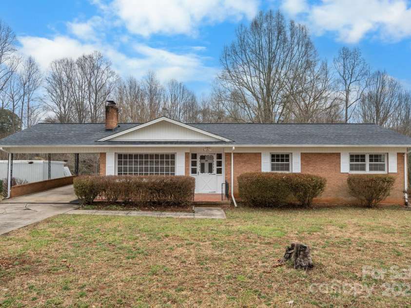 925 37th Street, Hickory, NC 28602.  MLS# CAR4213731, YatesRealty ID 5631. 