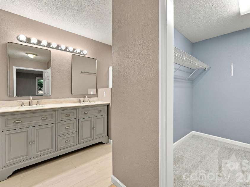 29 Beekeeper Trail, Swannanoa, NC 28778.  MLS# CAR4430763, YatesRealty ID 56319. Primary Bedroom En Suite