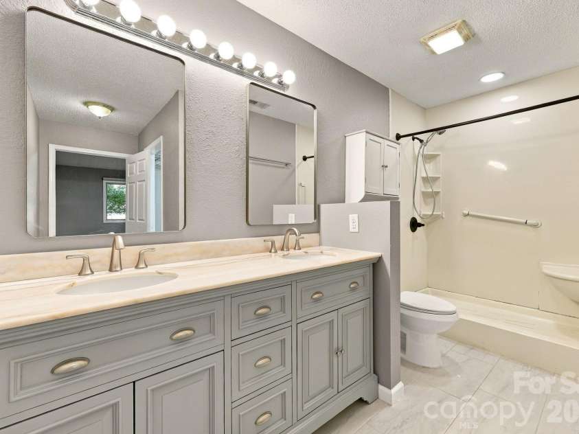 29 Beekeeper Trail, Swannanoa, NC 28778.  MLS# CAR4430763, YatesRealty ID 56319. Primary En Suite