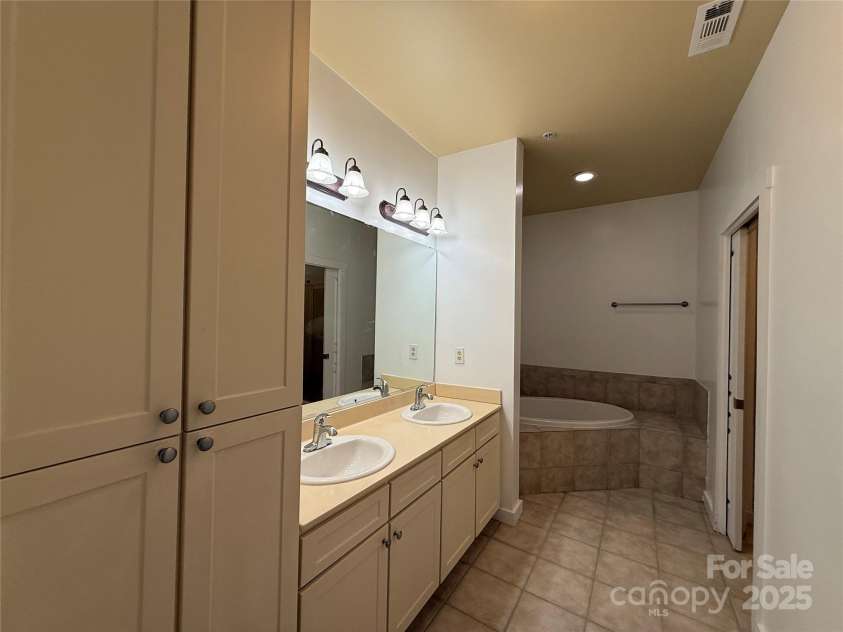 9 Kenilworth Knoll, Asheville, NC 28805.  MLS# CAR4274401, YatesRealty ID 5632. 