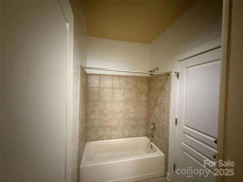 9 Kenilworth Knoll, Asheville, NC 28805.  MLS# CAR4274401, YatesRealty ID 5632. 