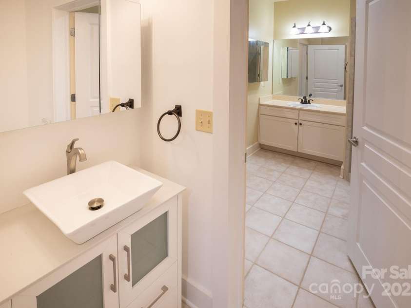 9 Kenilworth Knoll, Asheville, NC 28805.  MLS# CAR4316643, YatesRealty ID 5632. 