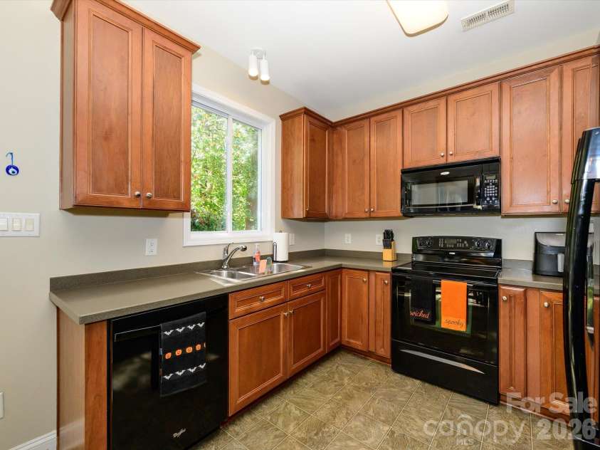 9833 Coatbridge Drive, Charlotte, NC 28269.  MLS# CAR4434113, YatesRealty ID 56325. 