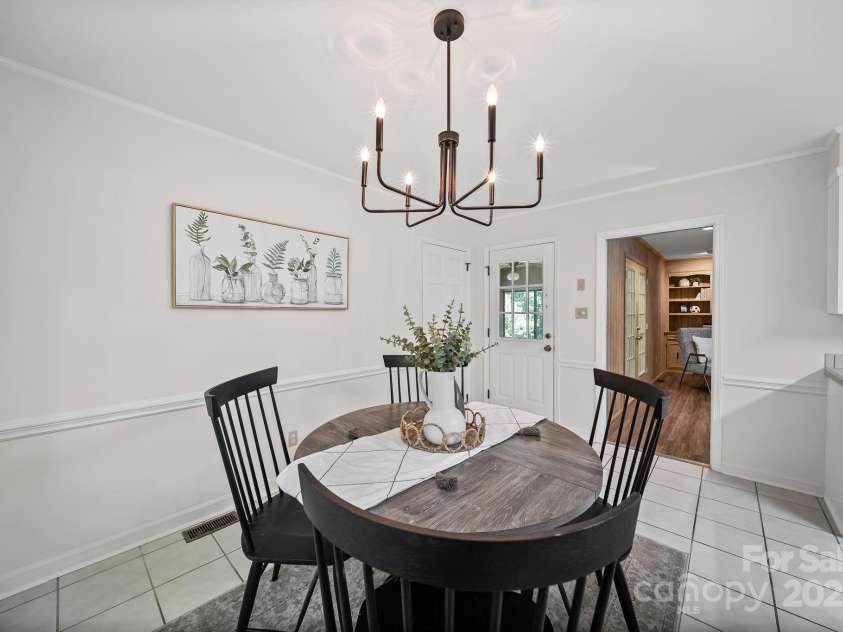 1676 Partridge Circle, Lancaster, SC 29720.  MLS# CAR4296383, YatesRealty ID 5633. Breakfast nook