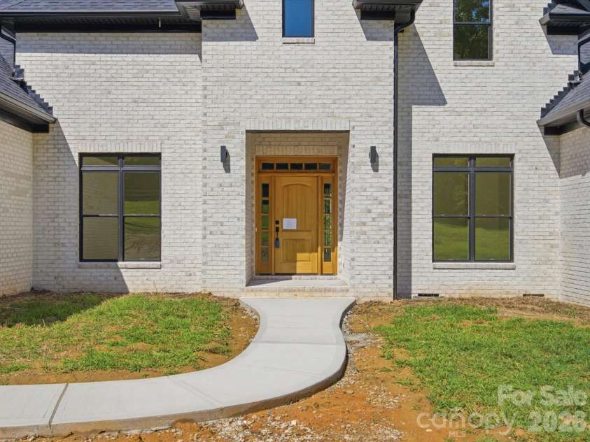 8018 Fairmont Drive, Waxhaw, NC 28173.  MLS# CAR4276331, YatesRealty ID 5633. Front Entrance