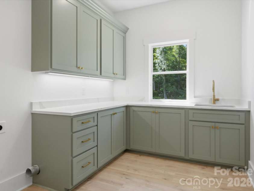 8018 Fairmont Drive, Waxhaw, NC 28173.  MLS# CAR4276331, YatesRealty ID 5633. Laundry on main