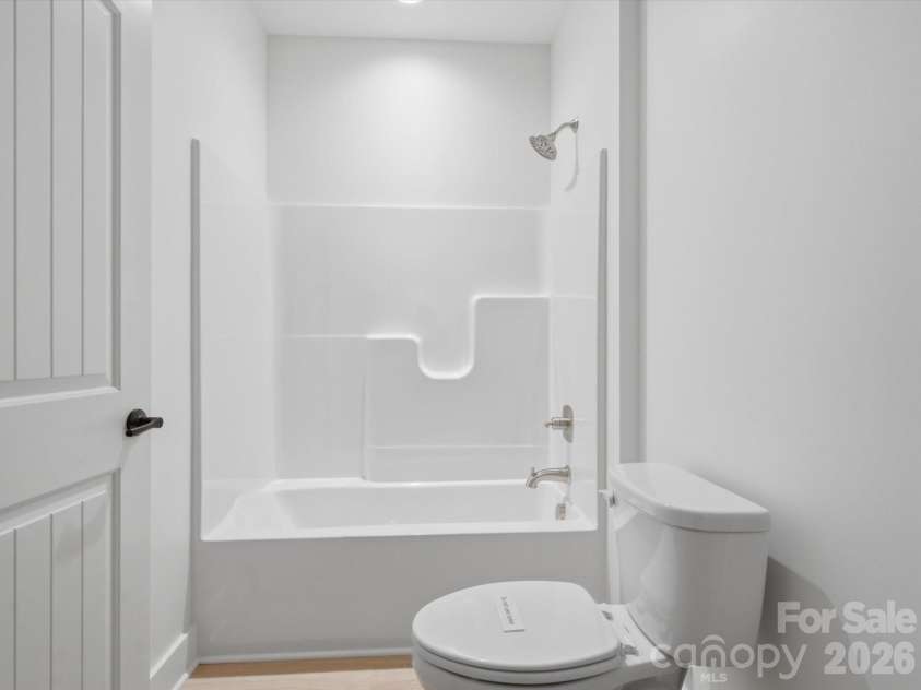 8018 Fairmont Drive, Waxhaw, NC 28173.  MLS# CAR4276331, YatesRealty ID 5633. Upper level bath attatched to flex/ hall