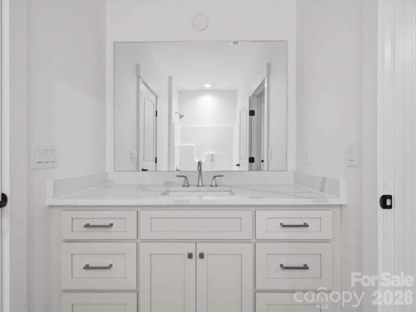 8018 Fairmont Drive, Waxhaw, NC 28173.  MLS# CAR4276331, YatesRealty ID 5633. Upper level hall bath