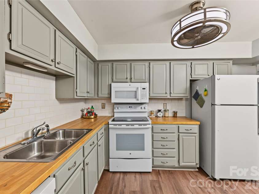 8303 Meadow Lakes Drive, Charlotte, NC 28210.  MLS# CAR4433344, YatesRealty ID 56332. 
